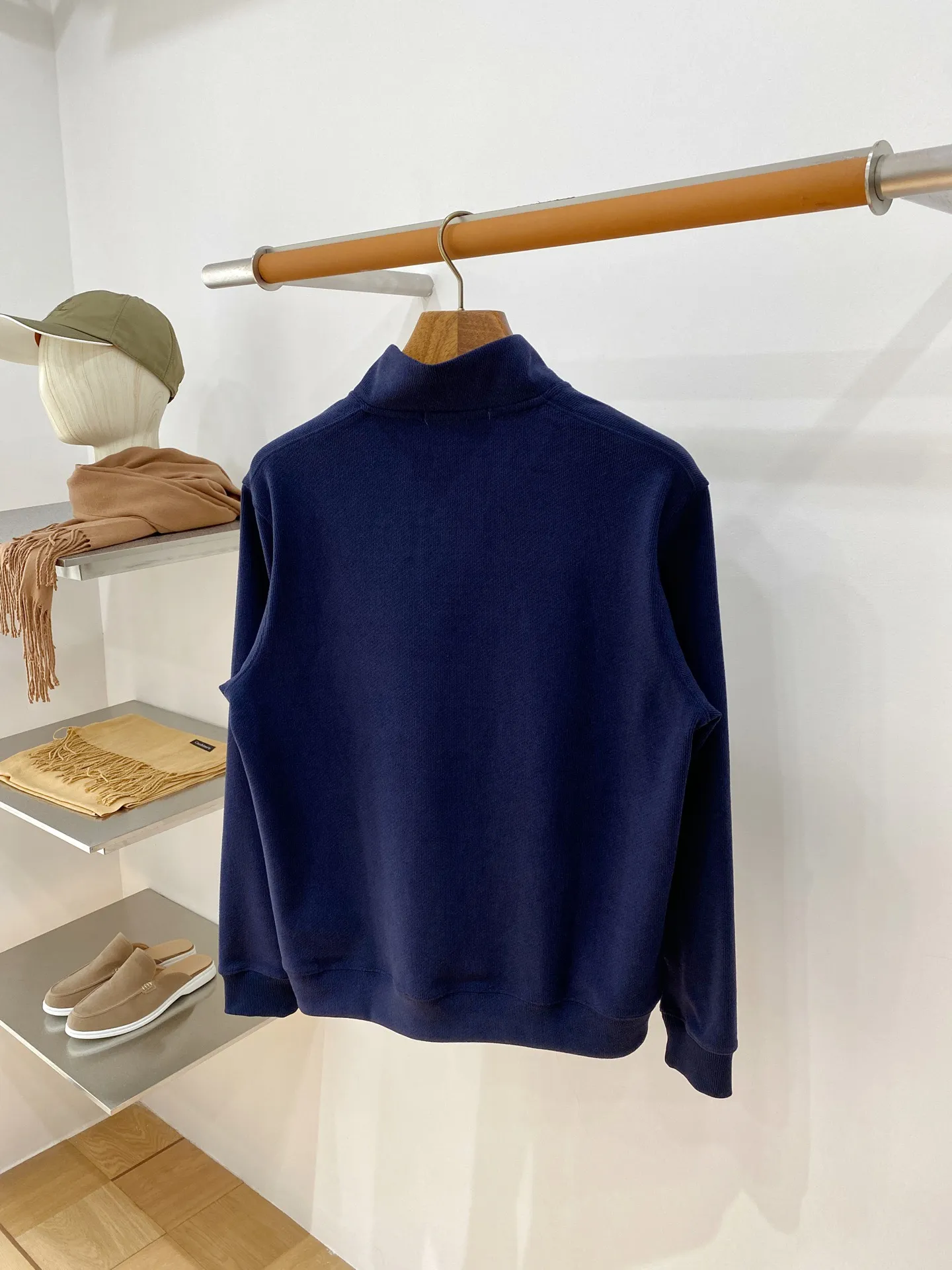 , LP 2051 autumn and winter New Arrival men's casual round neck sweatshirt, the final channel product has appeared! ! Simultaneous sales at the counter! It is no exaggeration to say that LP items have always been one of the must-have items for successful business people! The brand's high-end style and powerful aura are not something that everyone can easily overcome. The fabric is customized with 24% cotton + 69% polyester + 7% spandex, the stitching is neat, and the upper body is fashionable and stylish. Size:M-3XL